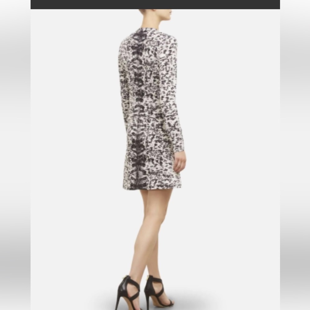 Kenneth Cole v neck modified swing dress. Worn once. Perfect shape‎